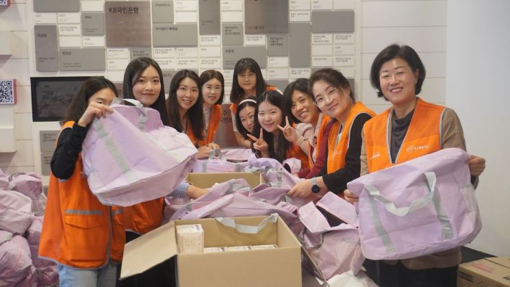 코스콤이 20일 취약가정 여성청소년에게 여성 보건위생용품이 담긴 ‘희망의 핑크박스’를 전달하는 행사를 진행했다. (제공=코스콤)