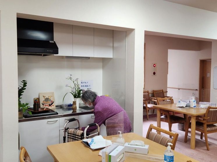 지난달 24일 일본 오다와라시에 있는 노인주택 '민나노이에 하쿠산'에 사는 후지타 레이코 할머니(90)가 키우는 난초에 물을 주러 공용 싱크대로 나왔다. 사진=박유진 기자