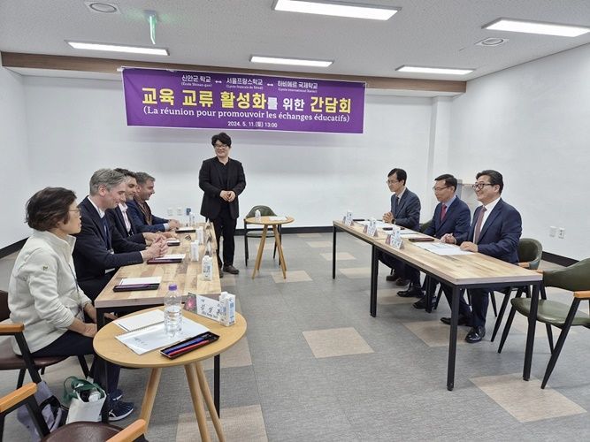 지난 11일 신안군학교장드과 서울프랑스학교 총괄학교장, 유치원 초등학교장, 하비에르 국제학교장, 하비에르 국제학교 교감이 교육 교류 활성화를 위한 간담회를 하고 있다. [사진제공=신안군]