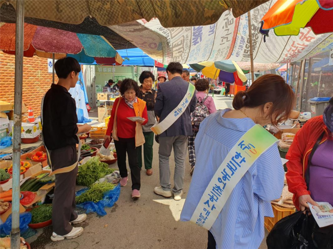 한국농어촌공사 해남·완도지사가 최근 전통시장에서 ‘은퇴직불형 농지연금’을 홍보하고 있다.[사진제공=농어촌公 해남·완도지사]