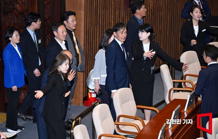 [포토] 본회의장 들어서는 초선 당선인들