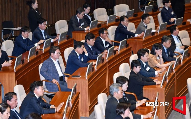 [포토] 전자투표 체득하는 초선 당선인들