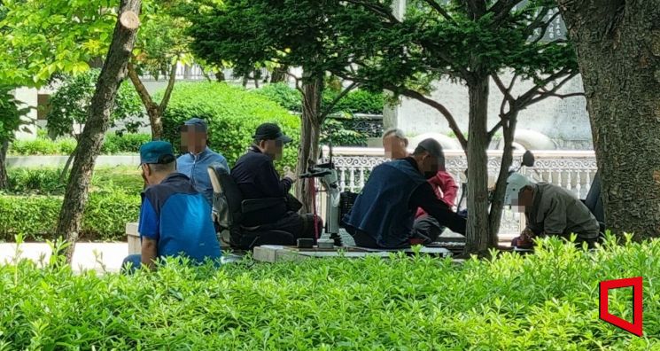 21일 오전 10시께 서울 종로구 탑골공원에 노인들이 휴식을 취하고 있다.[사진=심성아 기자]