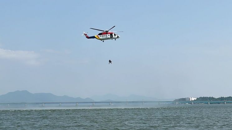 영산강 하구언 인근 강역에서 해군과 합동 항공구조 훈련을 하고 있다. [사진제공=서해지방해양경찰청]