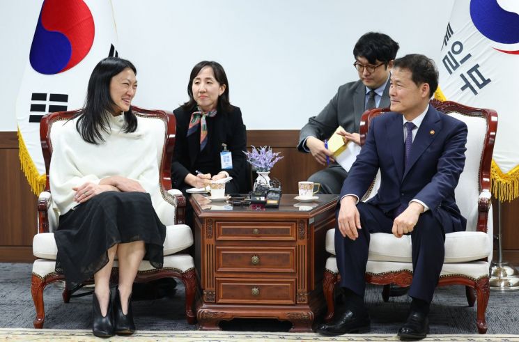 지난 2월 방한한 줄리 터너 미 국무부 북한인권특사가 김영호 통일부 장관을 예방하고 있다. [이미지출처=연합뉴스]