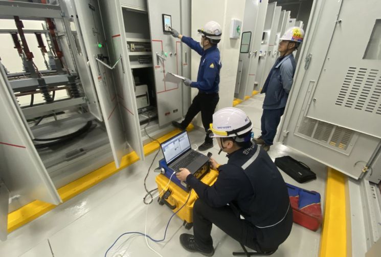 부산도시공사가 준공을 앞두고 있는 부산콘서트홀 전기시설물 안전점검을 하고 있다.