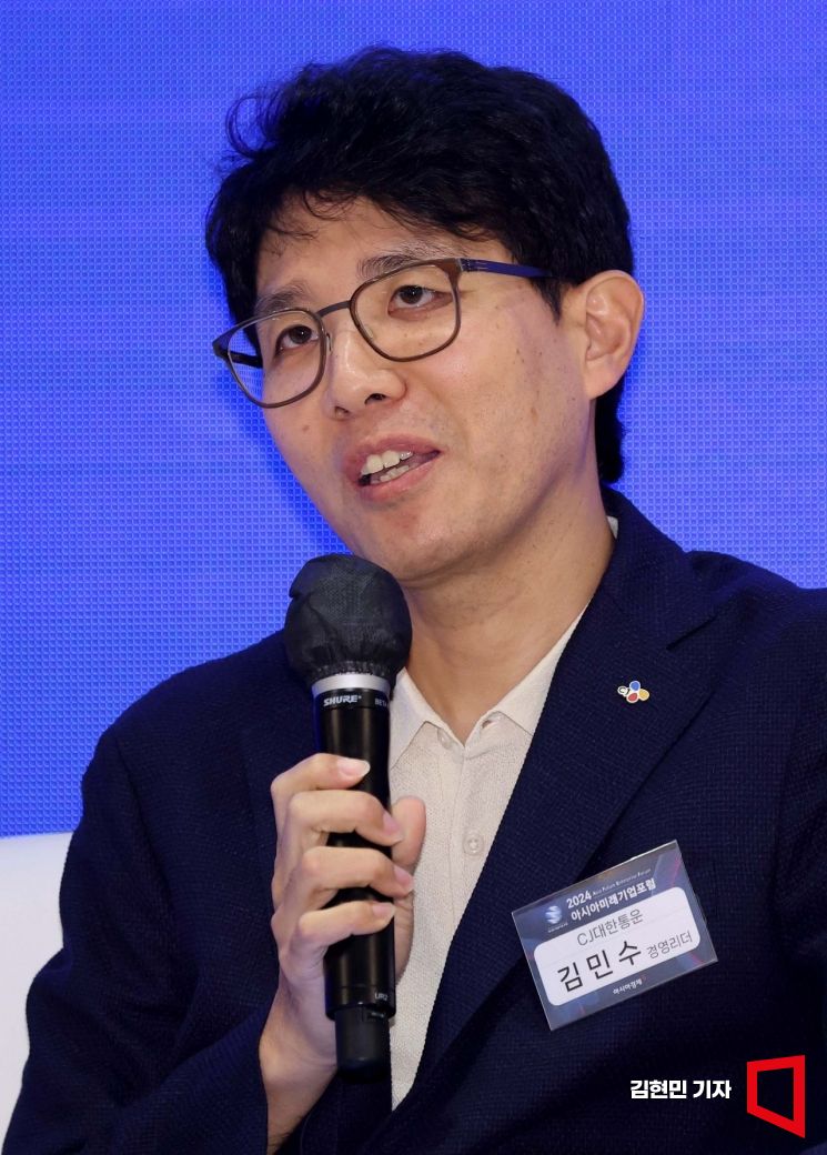 [포토] 패널토론 하는 김민수 리더