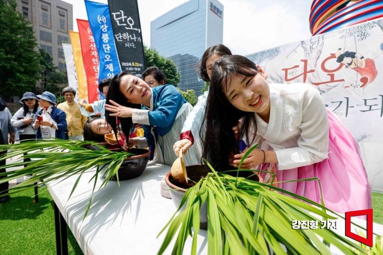 22일 서울 종로구 청계광장에서 전국단오제연합 주최로 열린 '단오, 단 하나가 되다' 행사에서 참가자들이 창포머리감기를 선보이고 있다. 사진=강진형 기자aymsdream@
