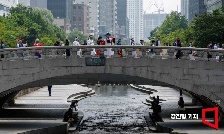 22일 서울 종로구 청계광장에서 전국단오제연합 주최로 열린 '단오, 단 하나가 되다' 행사에서 호장행렬 공연이 진행되고 있다. 사진=강진형 기자aymsdream@