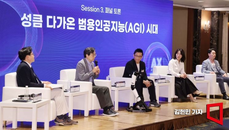 22일 서울 중구 롯데호텔에서 아시아경제 주최로 열린 '2024 아시아미래기업포럼'에서 '성큼 다가온 범용인공지능(AGI) 시대'를 주제로 패널 토론이 열리고 있다. 왼쪽부터 박수용 서강대 컴퓨터공학과 교수, 나승주 인텔코리아 상무, 이상호 만드로 대표, 이세정 KT AI서비스 랩장, 임우형 LG AI 연구원 상무. 사진=김현민 기자 kimhyun81@