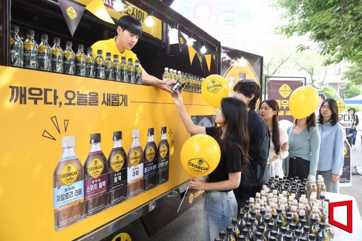 [포토] 조지아, 대학 축제 '커피트럭' 이벤트 진행