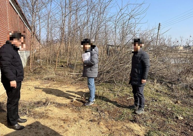 평택시가 국가를 상대로 미군기지 주변지역 토양오염에 따른 손해배상을 청구해 승소 여부가 주목된다. 평택시 관계자들이 미군기지 주변 토양오염 실태를 조사하고 있다. [사진제공=평택시]