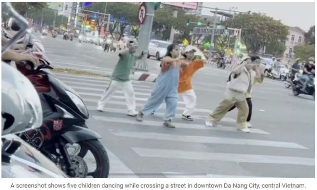 도로 한복판에서 춤추고 요가…베트남 틱톡발 유행에 골치