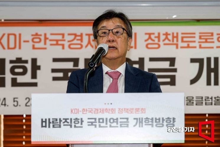 [포토] 국민연금 개혁 방향 토론회 참석한 조동철 KDI 원장