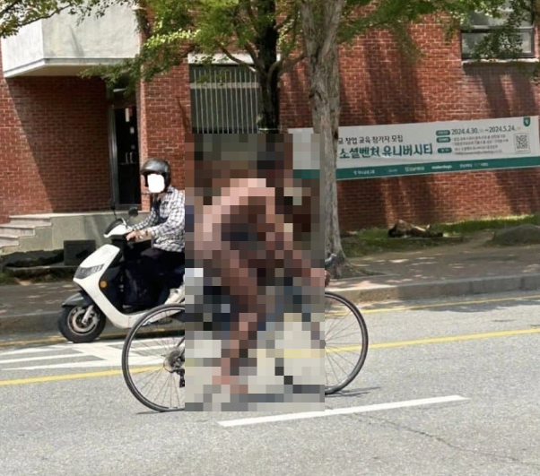 대학 캠퍼스에서 알몸으로 자전거를 타고 있는 흑인. [사진=전남의 한 대학 에브리타임 갈무리]