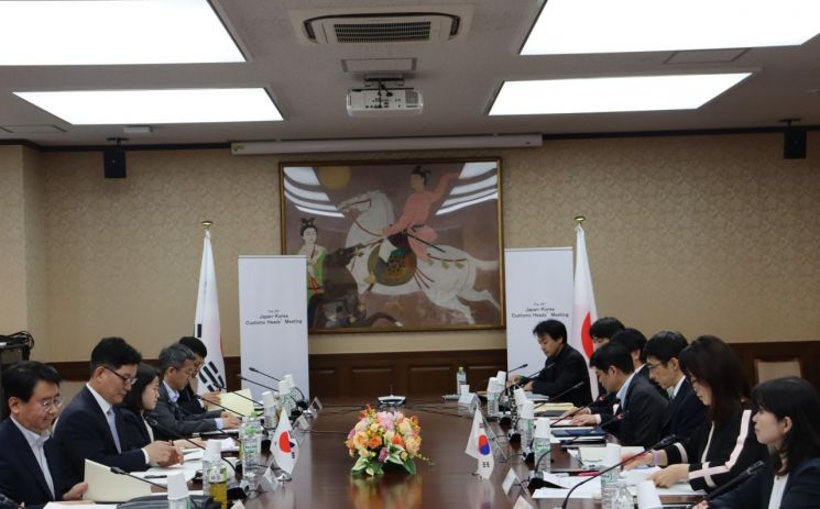 고광효 관세청장(왼쪽 두 번째)이 22일 도쿄에서 일본 재무성 관세국장과 '제33차 한-일 관세청장회의'를 진행하고 있다. 관세청 제공