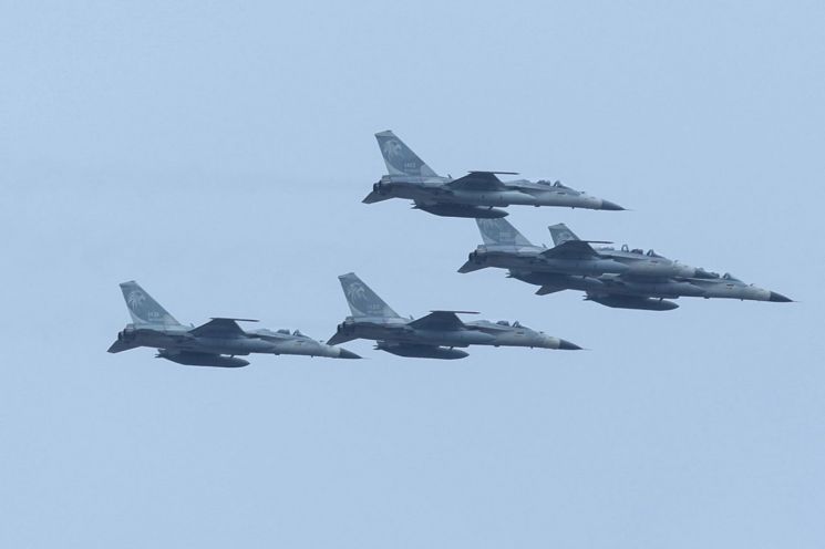 지난 5월20일 대만 타이베이에서 열린 라이칭더 신임 총통 취임식에서 대만 공군 제트기들이 날아가는 모습.[사진출처=로이터연합뉴스]
