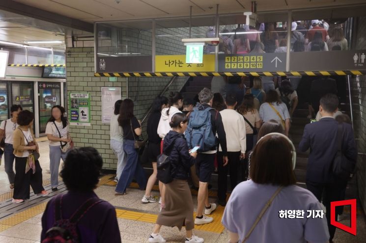 올해 서울 지하철역 중 하루 평균 승하차객이 가장 많은 곳은 2호선 잠실역으로 하루 평균 16만명이 이용하는 것으로 나타났다. 23일 잠실역에서 내린 승객들이 승강장을 나가고 있다. 사진=허영한 기자 younghan@