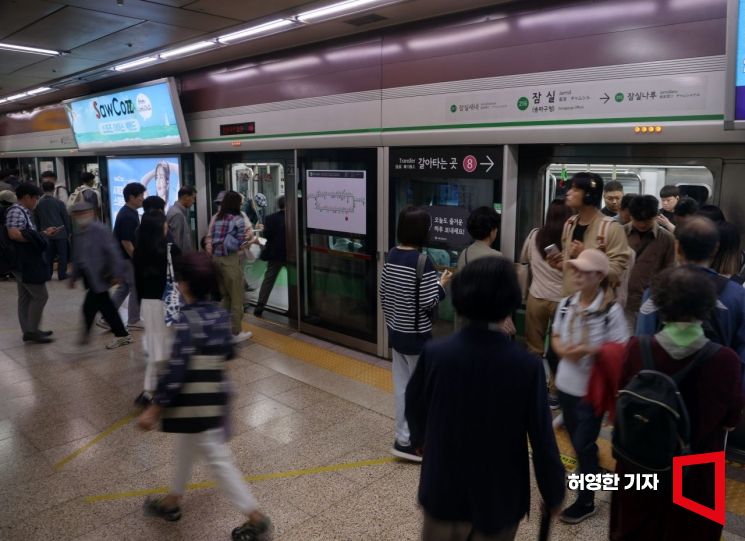 올해 서울 지하철역 중 하루 평균 승하차객이 가장 많은 곳은 2호선 잠실역으로 하루 평균 16만명이 이용하는 것으로 나타났다. 23일 2호선 잠실역에서 승객들이 승하차하고 있다. 사진=허영한 기자 younghan@