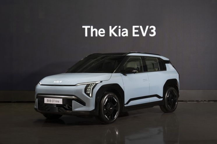 3000만원대 보급형 전기차 기아 EV3 공개…내달 계약, 7월 판매