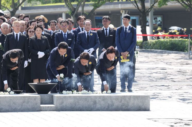 박완수 경남도지사(가장 오른쪽)가 노무현 전 대통령 묘역에 참배하고 있다. [사진제공=경남도청]