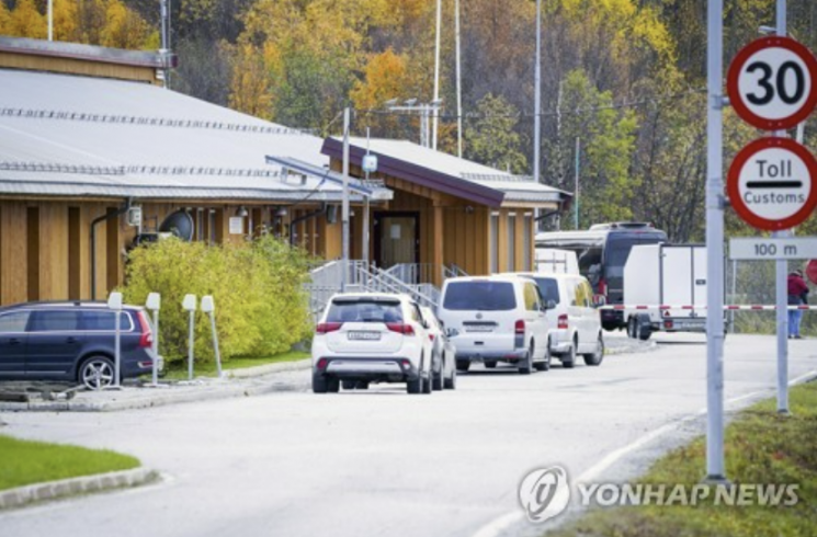 러시아-노르웨이 국경을 통과하기 위해 대기 중인 차량.[이미지출처=연합뉴스]