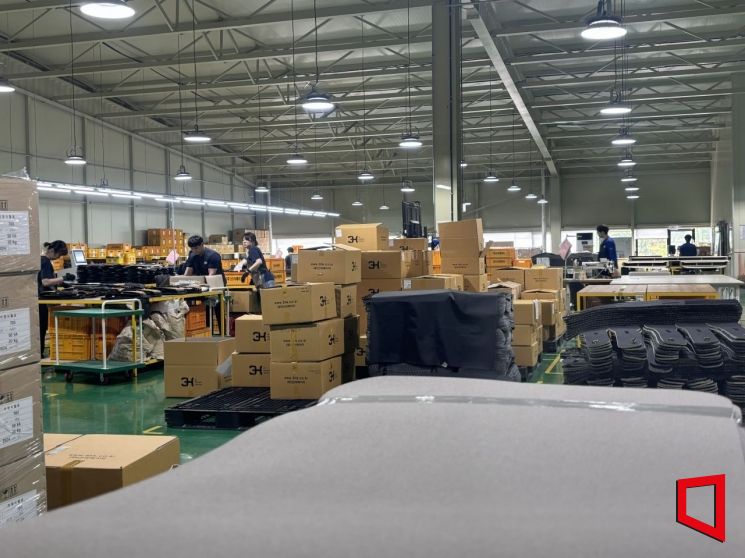 23일 대구 혁신도시 의료R&D지구 내 위치한 쓰리에이치 제1공장에서 직원들이 지압 침대 제품을 제조하고 있다.[사진=염다연기자]