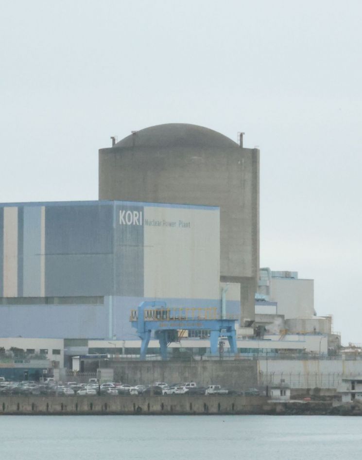 7일 오후 국내 최초로 원전 해체 작업이 시작된 고리원자력발전소 1호기. [사진=연합뉴스]