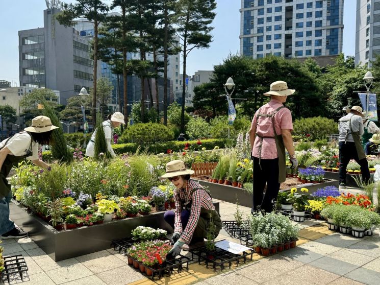 마을정원사 양성 과정 교육생들이 꽃밭을 조성하고 있다. 중구 제공.