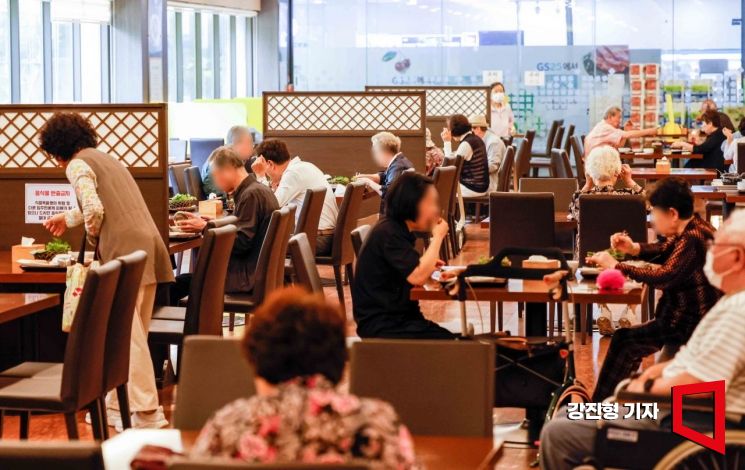 지난 24일 경기 용인스프링카운티자이 식당에서 입주민들이 식사를 하고 있다. 사진=강진형 기자aymsdream@