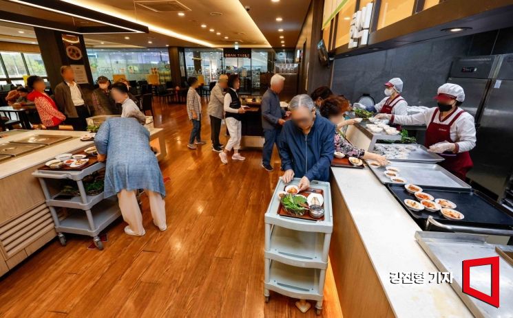 24일 경기 용인스프링카운티자이 식당에서 입주민들이 쟁반에 음식 그릇을 옮기고 있다. 사진=강진형 기자aymsdream@