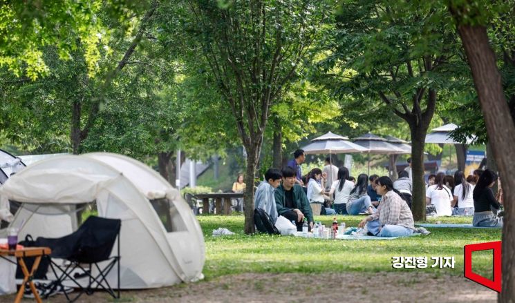 초여름 더위가 이어지고 있는 24일 서울 여의도 한강공원을 찾은 시민들이 나무그늘 아래서 더위를 식히고 있다. 사진=강진형 기자aymsdream@