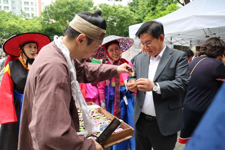 박강수 마포구청장(오른쪽)이 24일 용강동 마을 축제 ‘토정아 놀자!’가 열린 도화소어린이공원을 찾았다.
