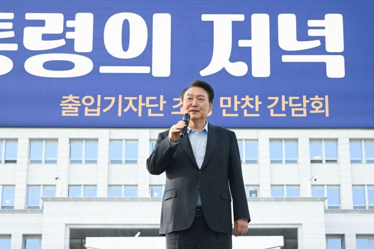 尹, 기자들과 '김치찌개 만찬' 소통…"조언·비판 듣고 국정 운영"(종합2보)