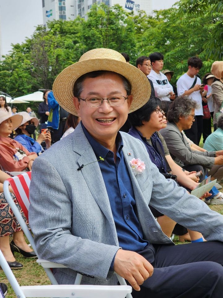 최호권 영등포구청장이 24일 영등포공원에서 열린 첫 정원축제에 참석해 활짝 웃고 있다.