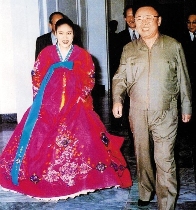 2001년 4월 북한 초청으로 평양 공연을 간 김연자가 김정일 당시 북한 국방위원장과 찍은 사진. [사진출처=상연기획]