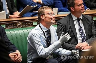 손발 절단하고 돌아온 의원…'박수금지' 英의회 기립박수