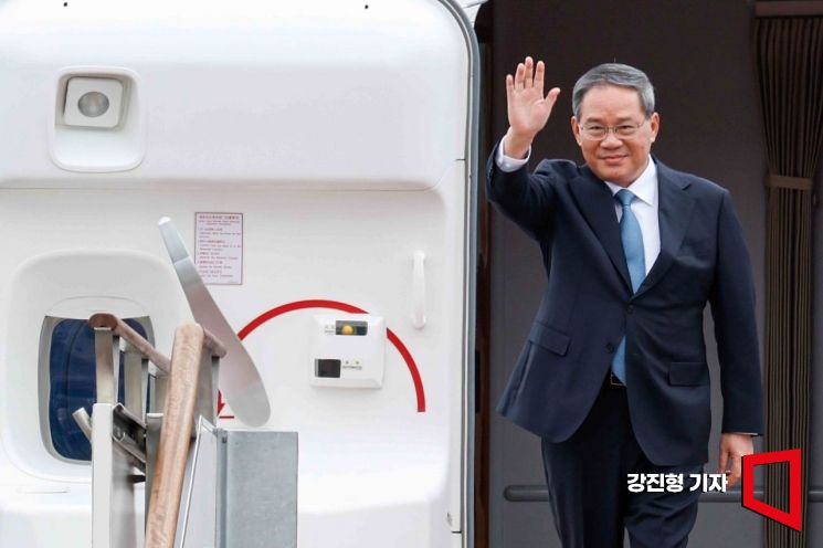 [포토] 손 인사하는 리창 중국 국무원 총리