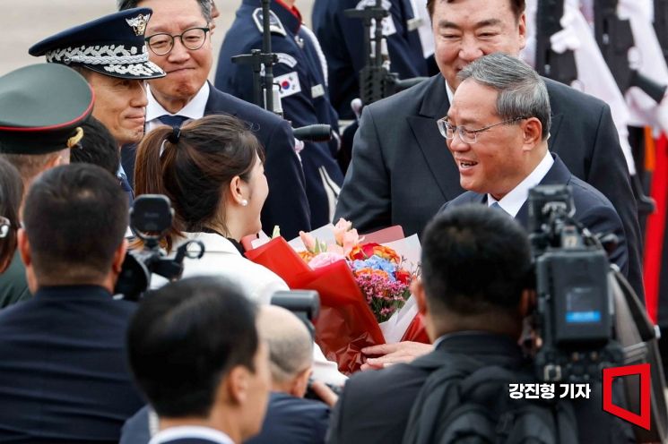 [포토] 꽃다발 전달 받는 리창 중국 국무원 총리