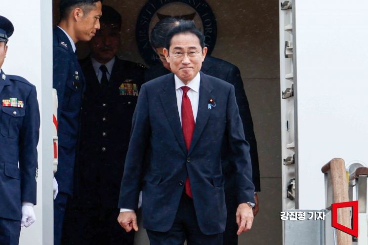 [포토] 미소 짓는 기시다 후미오 일본 총리