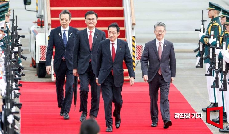 [포토] 의장대 사열 받는 기시다 후미오 일본 총리