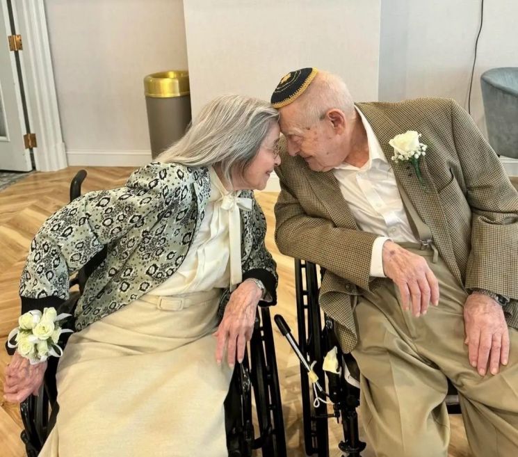 최근 결혼식을 올린 102세 신부 피터먼(왼쪽)과 100세 신랑 리트먼[이미지출처=새라 시커만 페이스북 캡처]