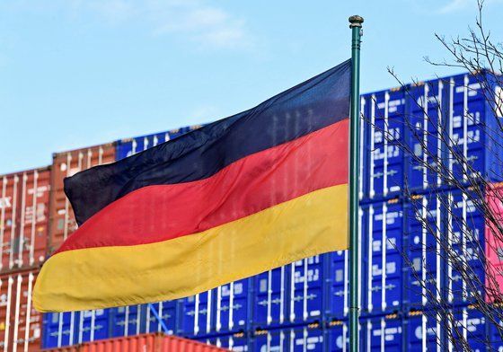 2022년 2월 독일 함부르크 항구에 독일 국기가 걸려 있다. [이미지출처=로이터연합뉴스]