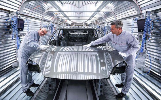 독일 라이프치히에 있는 포르쉐 자동차 공장에서 작업자가 차량을 조립하고 있다. [이미지출처=AFP연합뉴스]