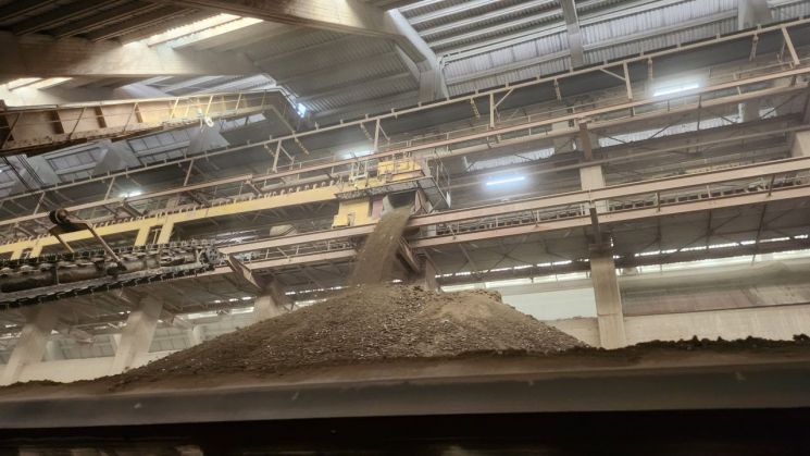 지난 23일(현지시간) 오스트리아 비엔나 인근 홀심(HOLCIM) 시멘트사의 매너스도프 공장 내 재활용센터에서 벽돌 등 폐건자재들이 분쇄돼 쌓이고 있다.