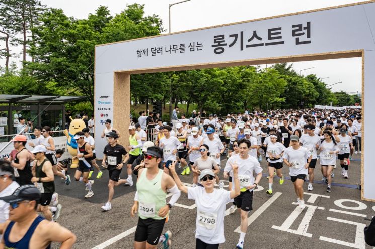 현대차 친환경 캠페인 롱기스트런 행사의 '파이널 런' 참가자들이 서울 여의도 일대를 달리는 모습[사진=현대차]