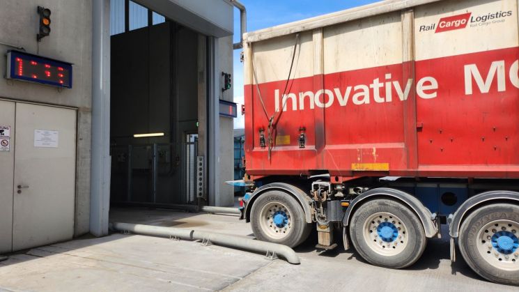 지난 23일 찾은 오스트리아 비엔나 인근 홀심(HOLCIM) 시멘트사의 매너스도프 공장에서 트럭에 실려온 폐플라스틱 등이 대체연료 보관소로 옮겨지고 있다.