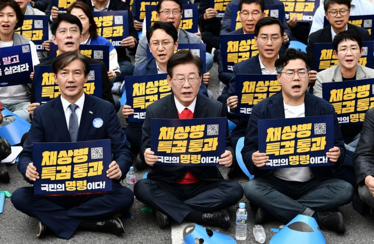 채상병 특검 통과 촉구하는 이재명-조국 대표
    (서울=연합뉴스) 김인철 기자 = 더불어민주당 이재명 대표와 박찬대 원내대표, 조국혁신당 조국 대표 등이 25일 오후 서울역 앞에서 열린 야당·시민사회 공동 해병대원특검법 거부 규탄 및 통과 촉구 범국민대회에서 구호를 외치고 있다. 2024.5.25 [공동취재]
    yatoya@yna.co.kr
(끝)


＜저작권자(c) 연합뉴스, 무단 전재-재배포, AI 학습 및 활용 금지＞