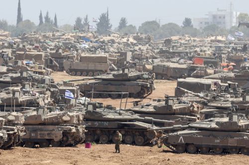 이스라엘 남부 가자지구 분리장벽 인근에 이스라엘군 탱크와 장갑차들이 집결해 있다. [이미지출처=연합뉴스]