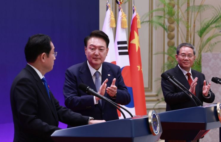 리창 "中, 한반도 평화 추진"…기시다 "北비핵화는 공동이익"
